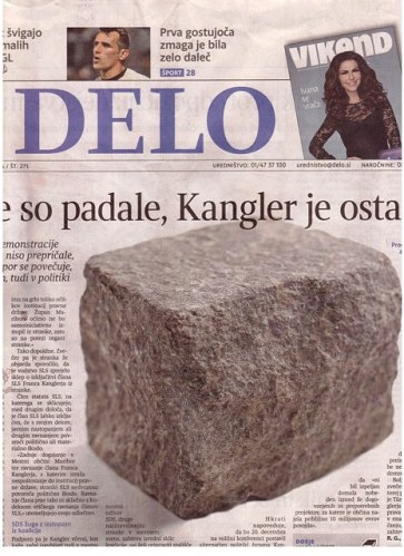 Naslovnica Dela, 23. 11. 2012. Granitna kocka ilustrira članek z naslovom Kocke so padale, Kangler je ostal.