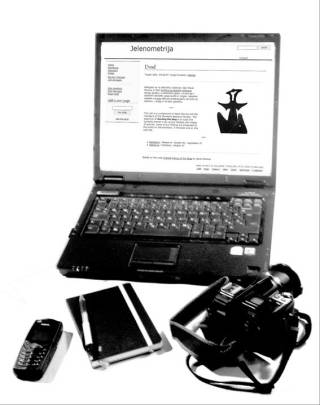 Računalo, telefon, beležka, fotoaparat (manjka seveda denarnica).